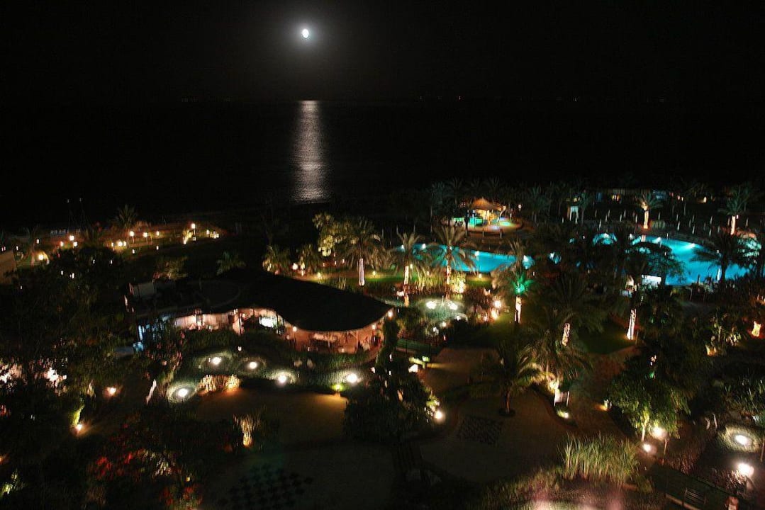 Nachtaufnahme Hotel Le Meridien Al Aqah Beach Resort