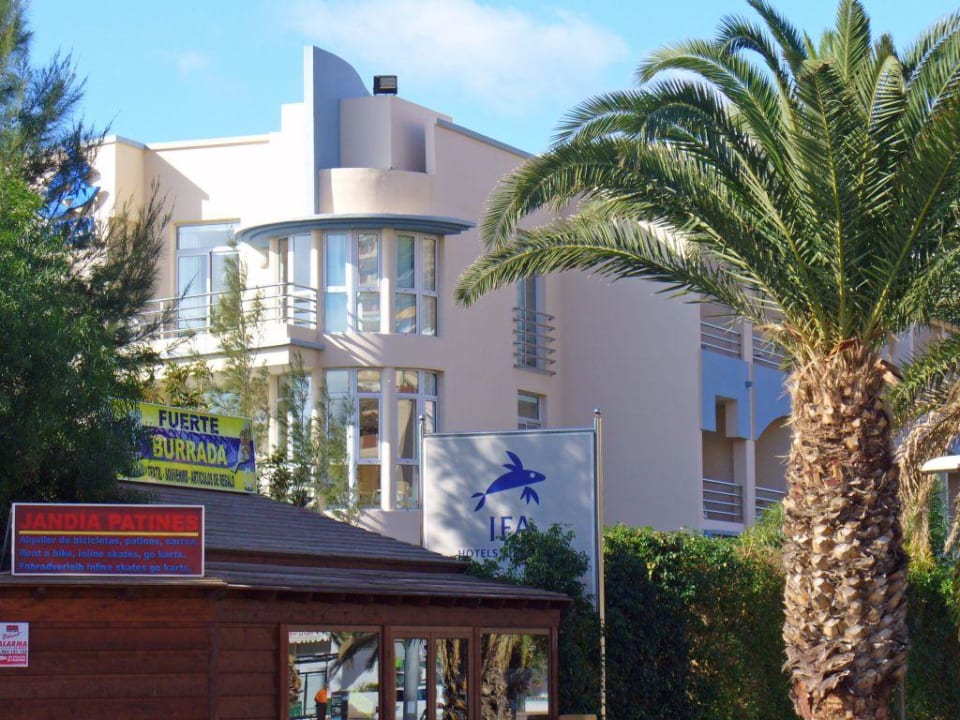 Glasfasaden der Junuor Suiten IFA Altamarena by Lopesan Hotels