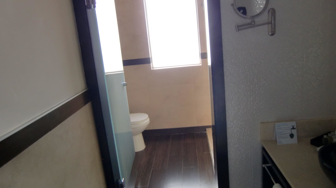Blick zur Dusche und WC H10 Ocean Maya Royale - Adults only