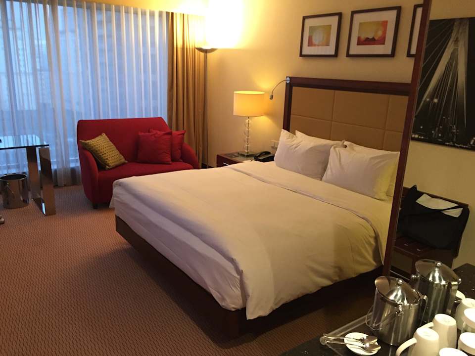 Standard-DZ mit Tee-/Kaffeebar im Vordergrund DoubleTree by Hilton Hotel & Conference Centre Warsaw