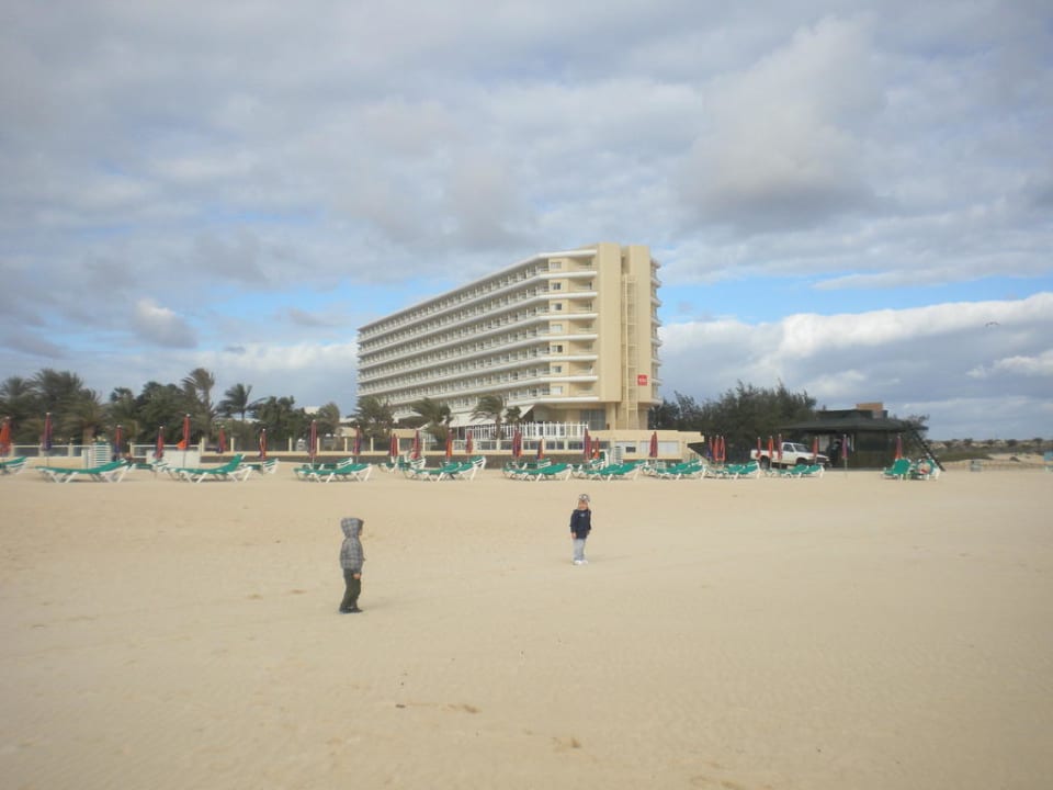 Blick vom Strand auf das Hotel  Hotel Riu Oliva Beach Resort