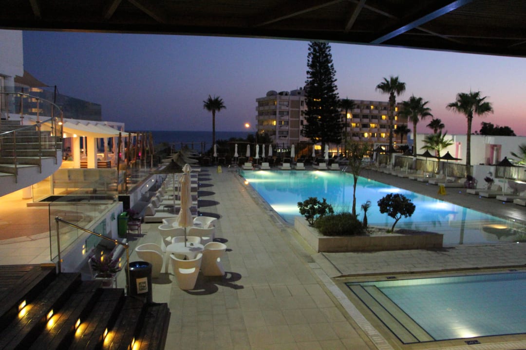 Poolanlage beim Abendessen Napa Mermaid Hotel & Suites