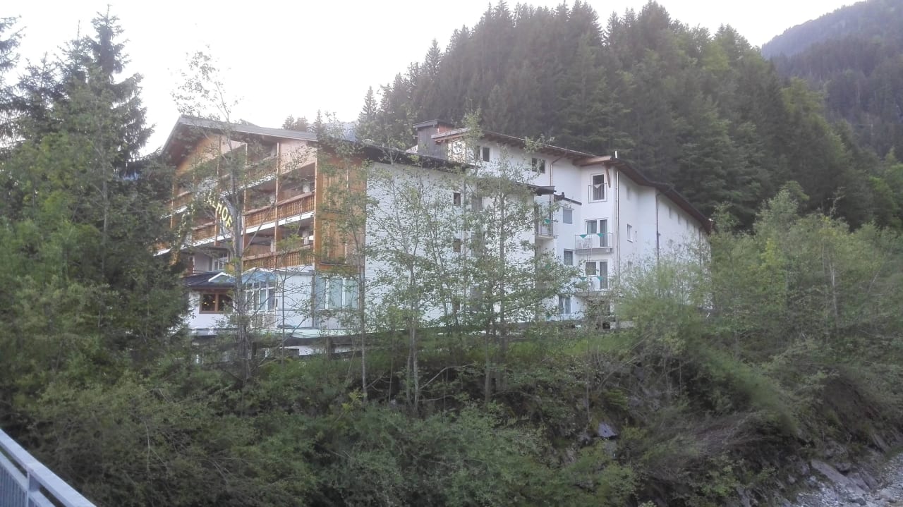 Außenansicht des Hotels Panoramahotel Talhof Garni