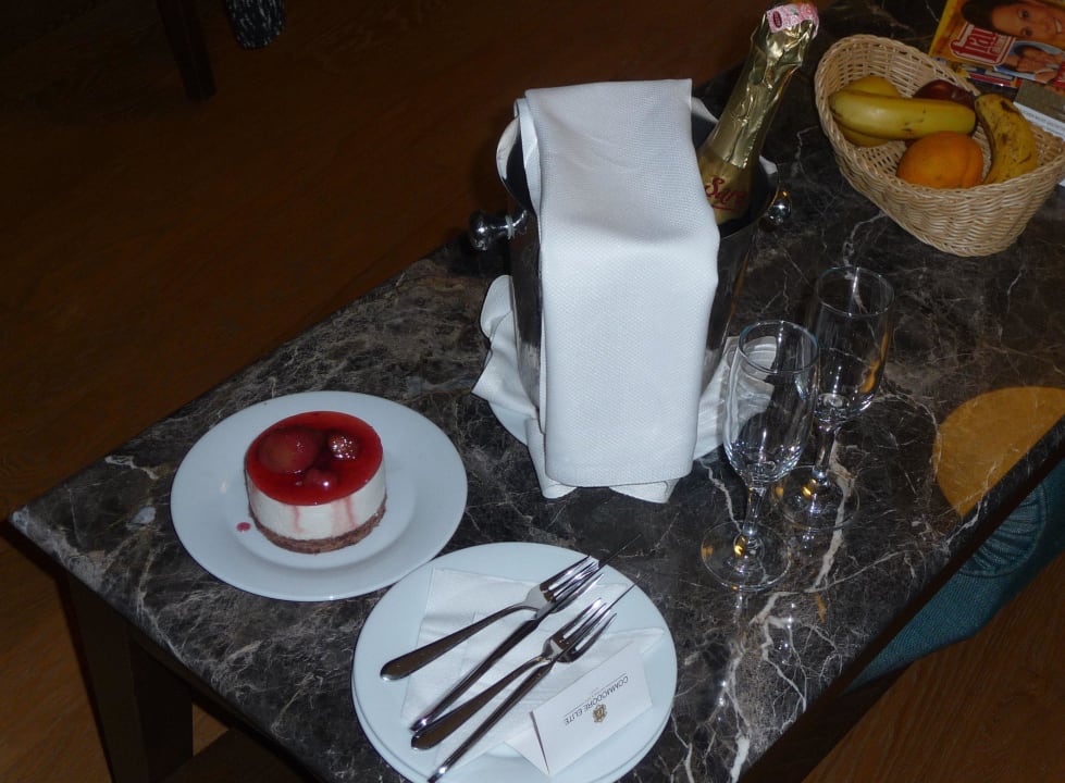 Geburtstagsüberraschung im Zimmer Commodore Elite Suites & Spa - Adults only