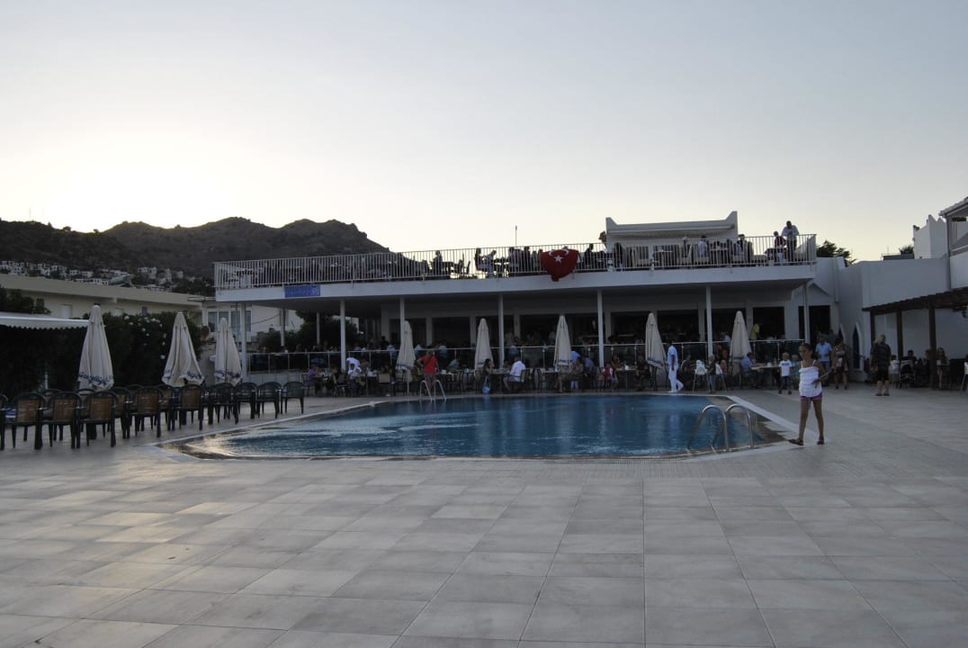 Basen i restauracja z tyłu Petunya Beach Resort