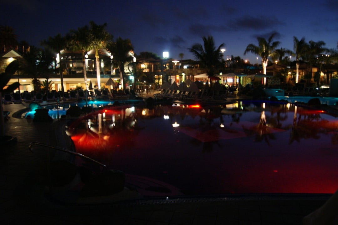 Pool by night allsun Hotel Esplendido
