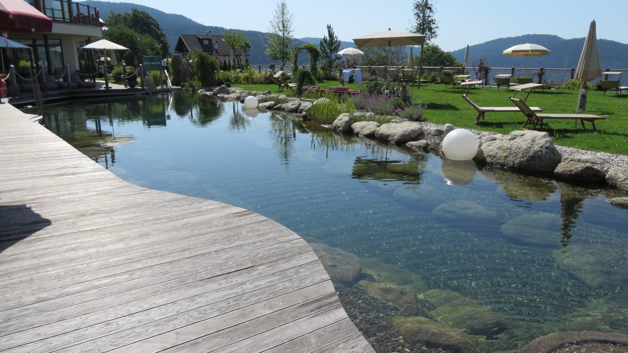 Glasklarer Naturschwimmteich Hotel Chalet Mirabell