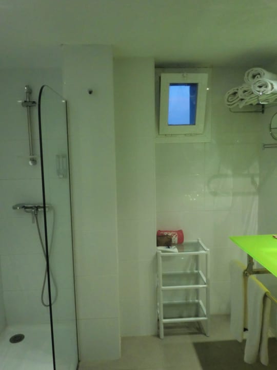 Das Bad mit Dusche, WC Waschbecken und Fenster. Hotel Timor