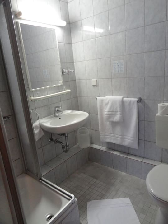 Ablagen nicht für grössere Artikel geeignet Hotel Astoria