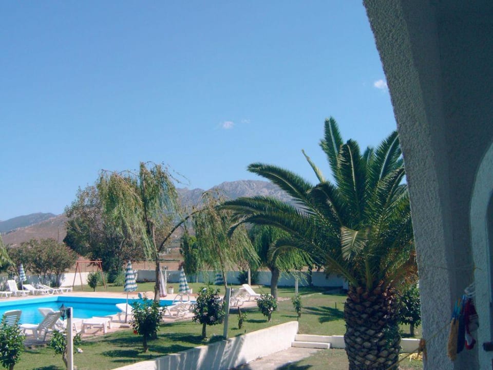 Der Pool mit Gartenanlage Hotel Hermes