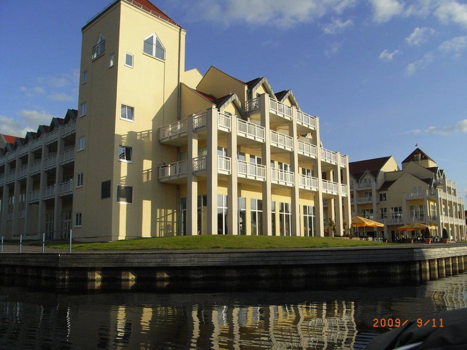 Seitenansicht vom IFA Hafendorf Hotel Precise Resort Hafendorf Rheinsberg