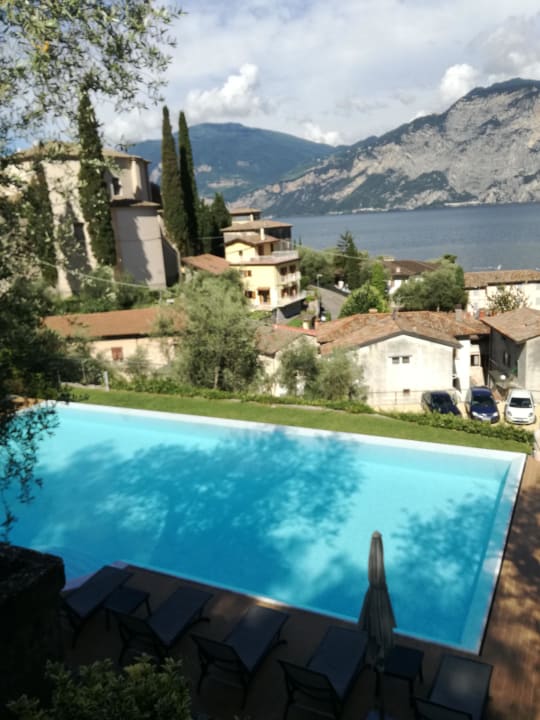 Ausblick von der Strasse über den Pool Hotel Garni Selene