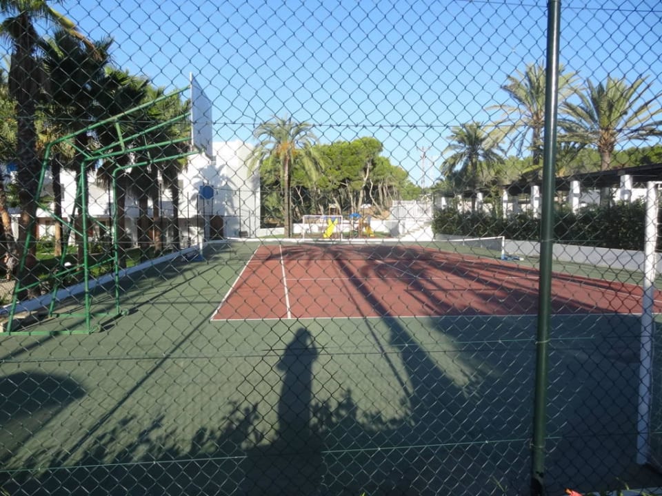 Tennisplatz neben Pool Cala Llenya Resort Ibiza
