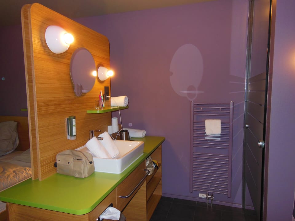 Waschtisch gleich hinter dem Bett Hotel mein inselglück