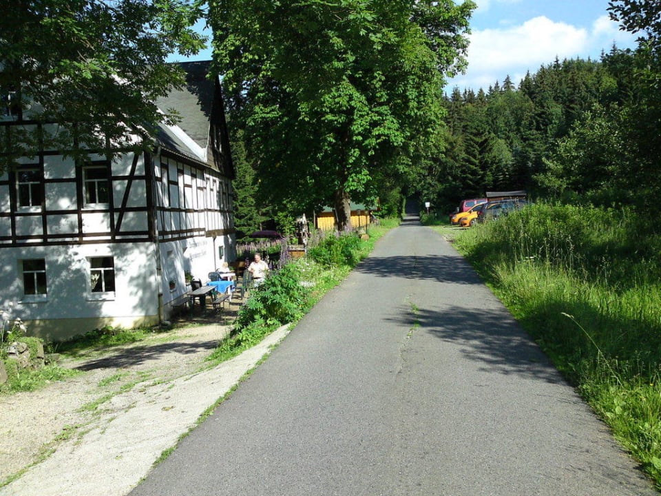 Straße von Sosa mit Pension Berggasthof & Pension Riesenberger Häuser