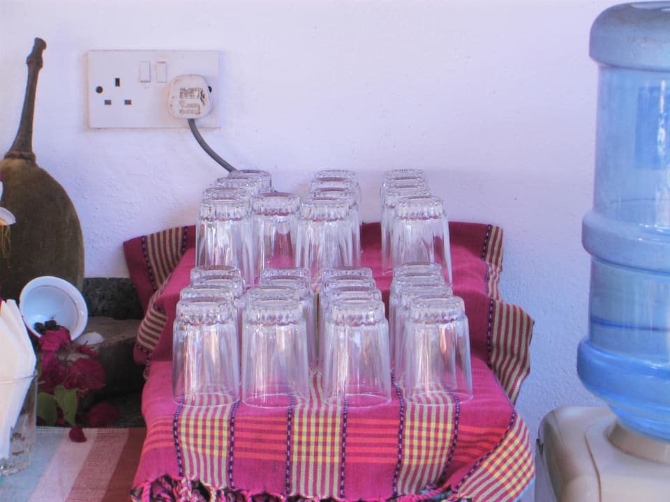 Genügend Glaäser - hier z.B. beim Wasser Neptune Village Beach Resort & Spa