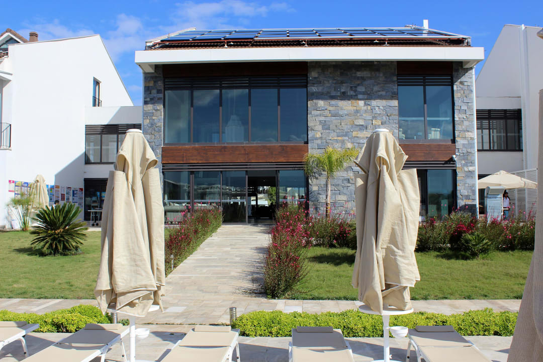 Vom Strand auf das Nebengebäude Jiva Beach Resort