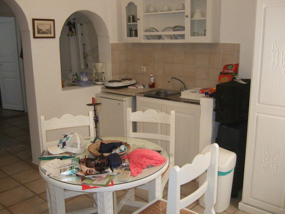 Vorraum mit Küchennische und einem Sofa und tisc Hotel Agali Houses