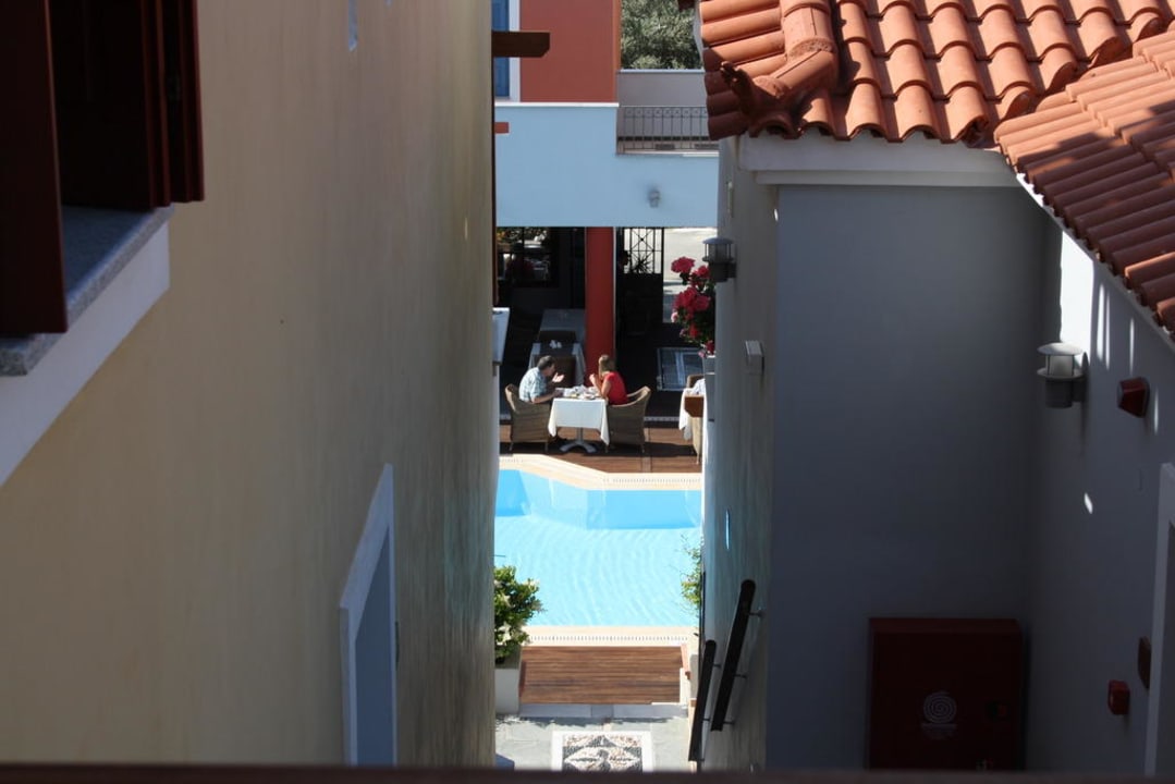 Ausblick Richtung Pool vom zweiten Balkon Sirena Residence & Spa