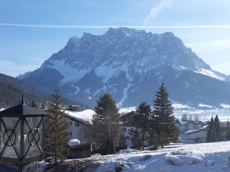 Blick vom Hotel zur Zugspitze Hotel Klockerhof