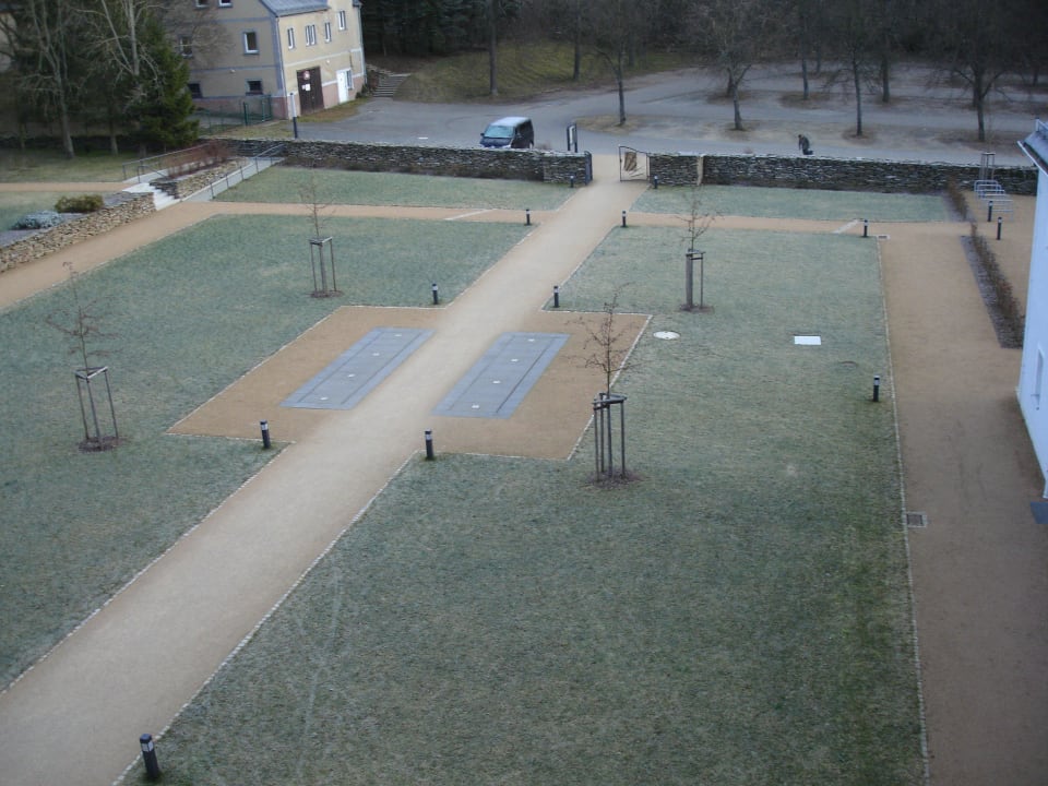 Zimmerausblick zum Vorgarten und Parkplatz Hotel Schloss Rabenstein