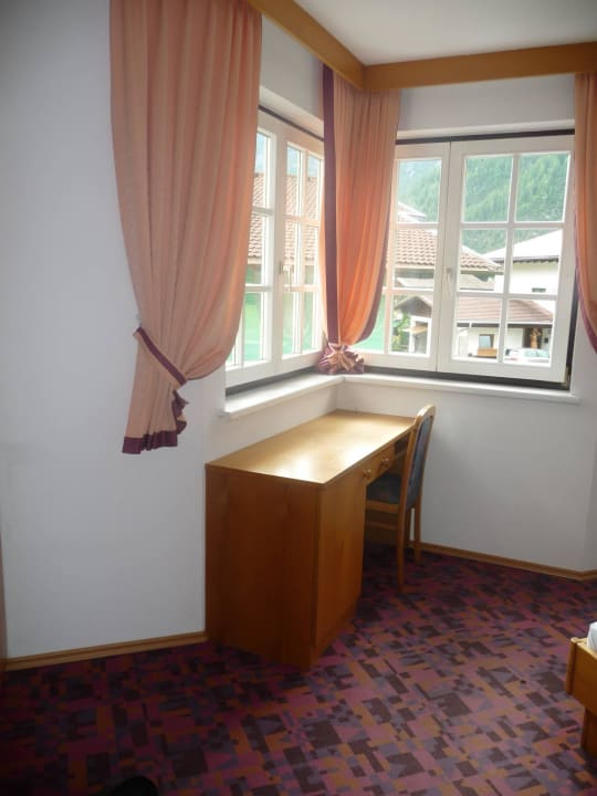 Schreibtisch im Appartement Posthotel Lechtal