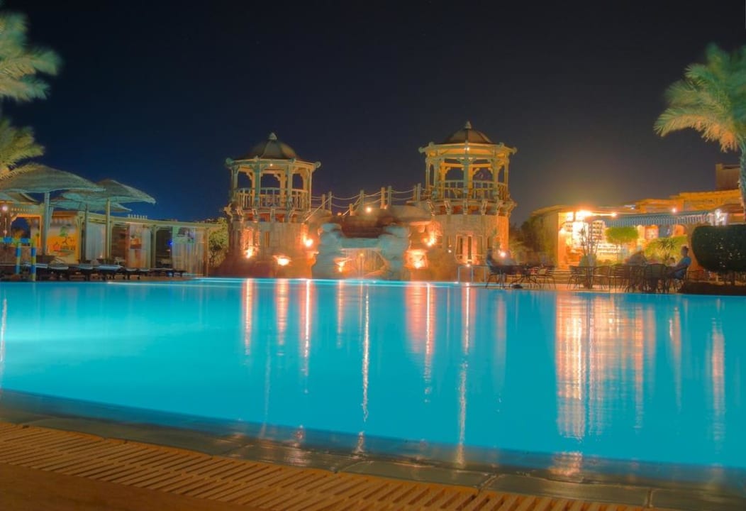 Pool bei Nacht Charmillion Sea Life Resort