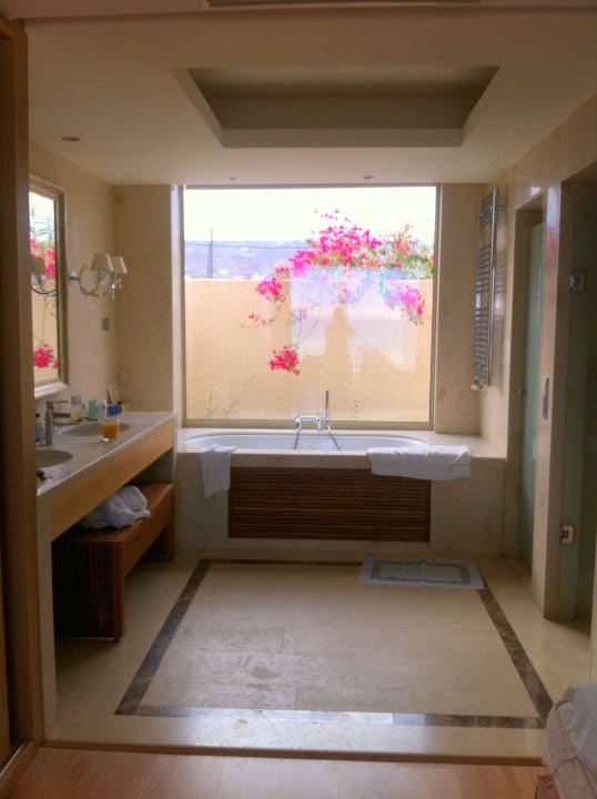 Frei stehende Wanne im Raum Knossos Beach Bungalows Suites Resort & Spa