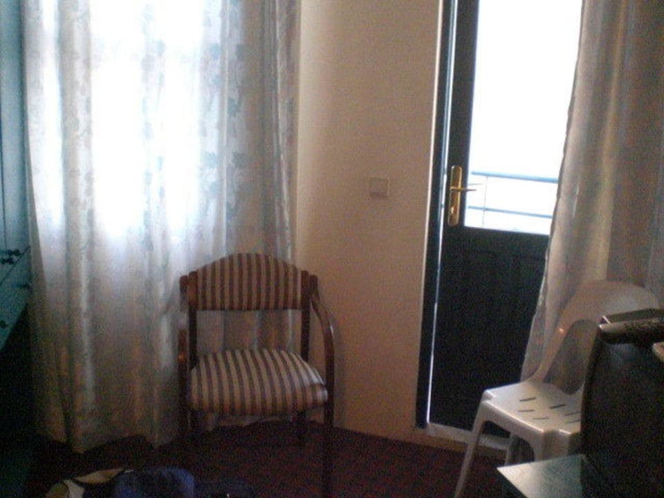 Schrank und Zugang zum Balkon Parador Beach Hotel