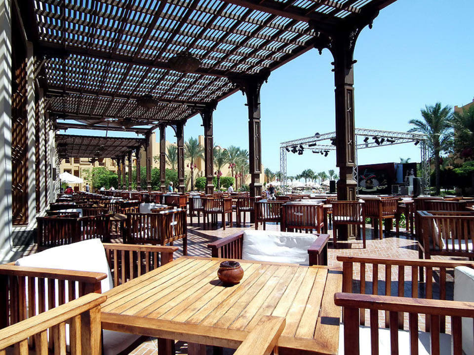 Terrasse mit Blick auf Bühne und Pool Stella Beach Resort & Spa Makadi Bay