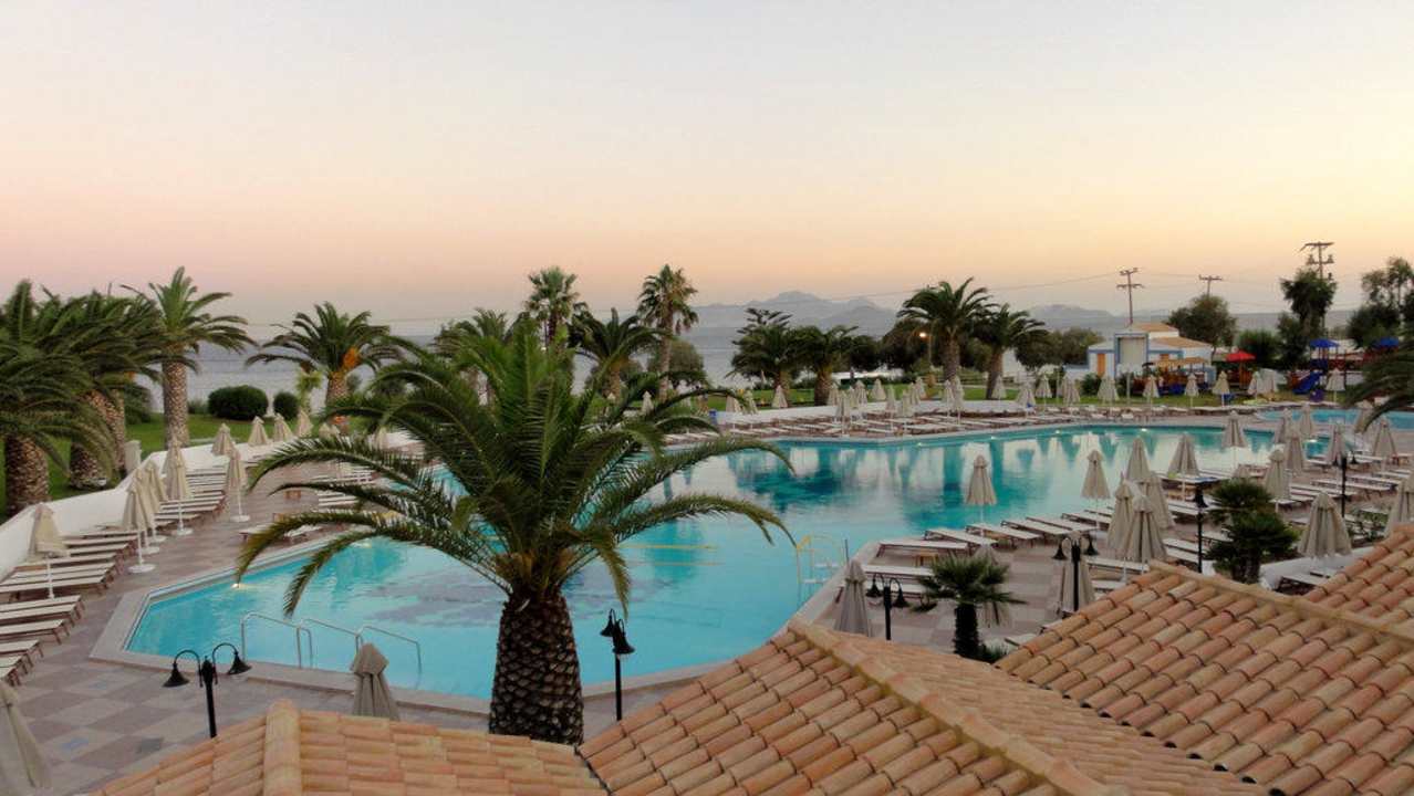 Die Poolanlage am Abend Lagas Aegean Village