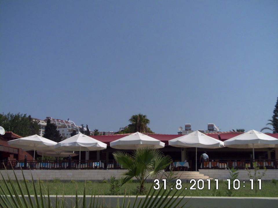 Blick vom Strand zur Bar Hotel Sirma