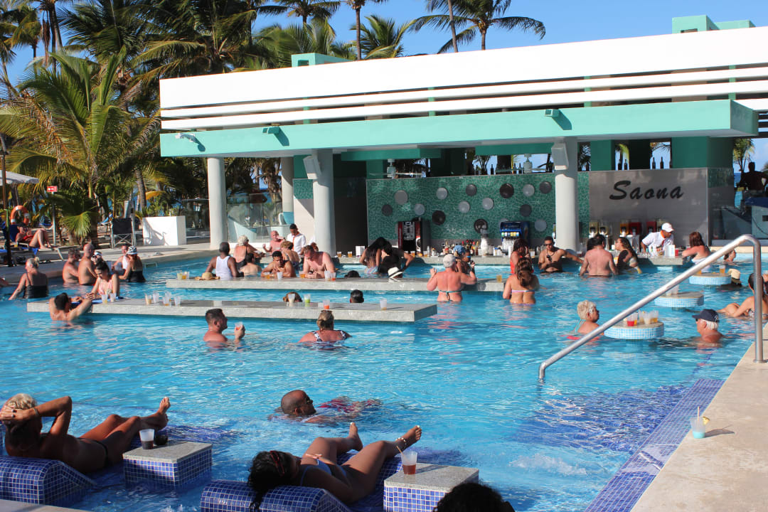 "Partypool" Hotel Riu Palace Punta Cana (Bavaro) • HolidayCheck