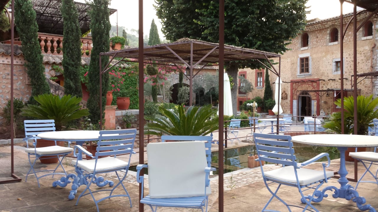 Frühstück und Abendessen im Innenhof Finca Ca N'Aí