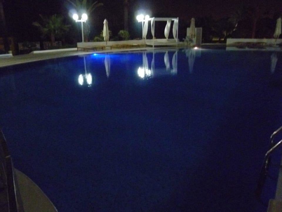 Pool bei Nacht Calimera One Resort Jockey