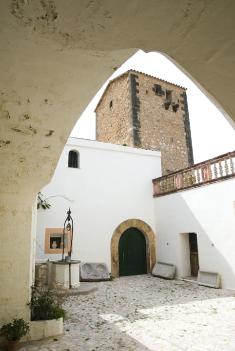 Vista de la torre desde el patio Finca Son Esteve