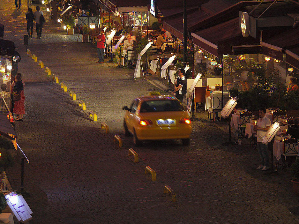 Вечером все в ресторанах Hotel Tria Elegance Istanbul