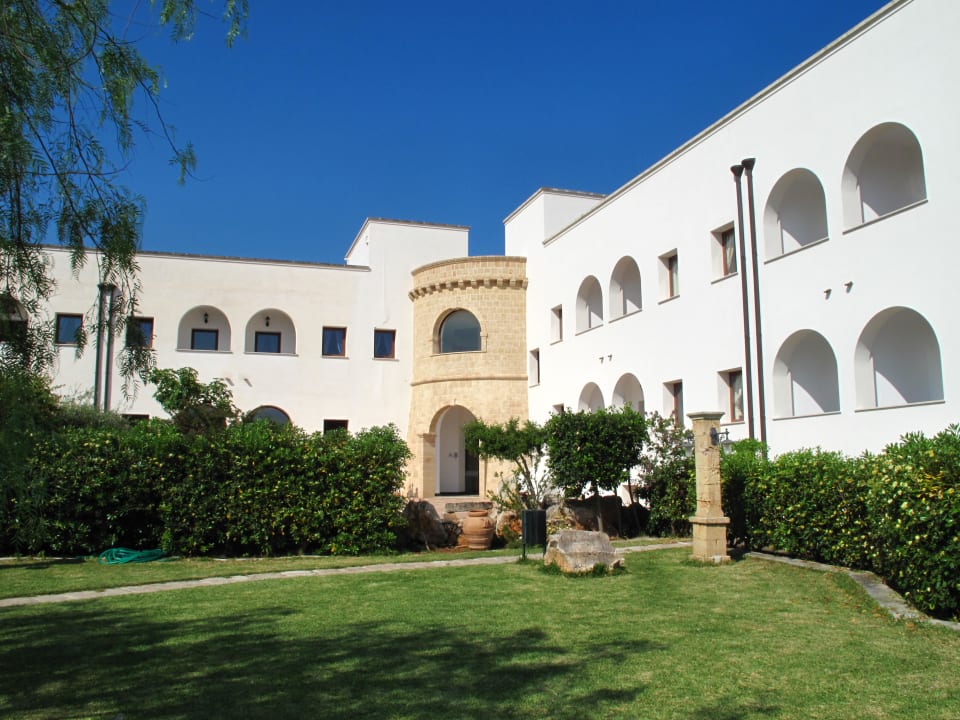 Blick vom Garten zum Hoteleingang Hotel Montecallini