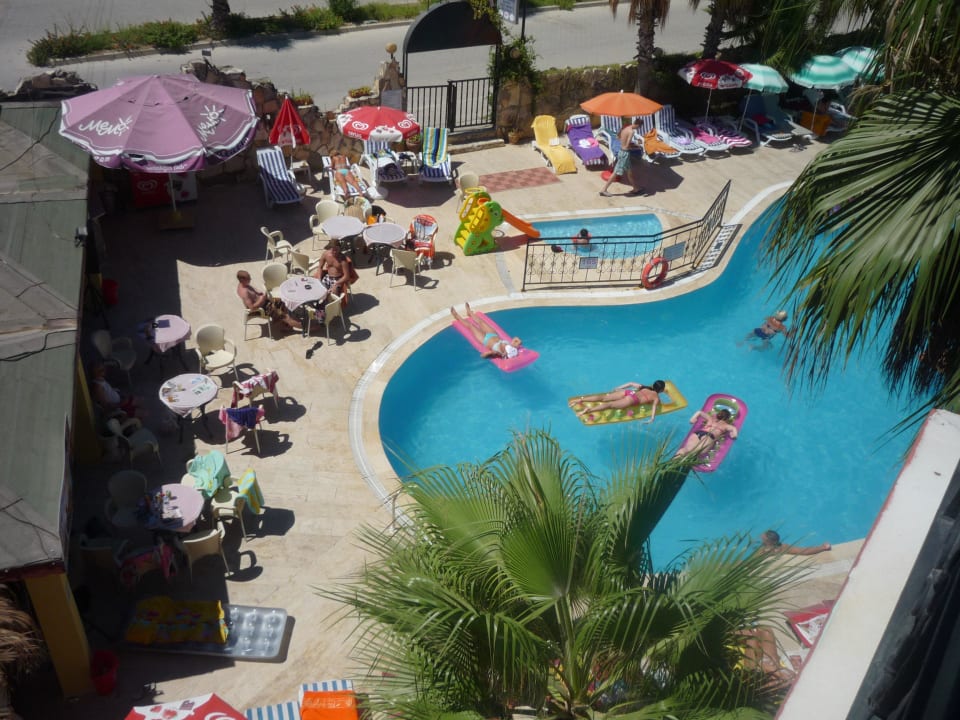 Ausblick zum Pool Semoris Hotel