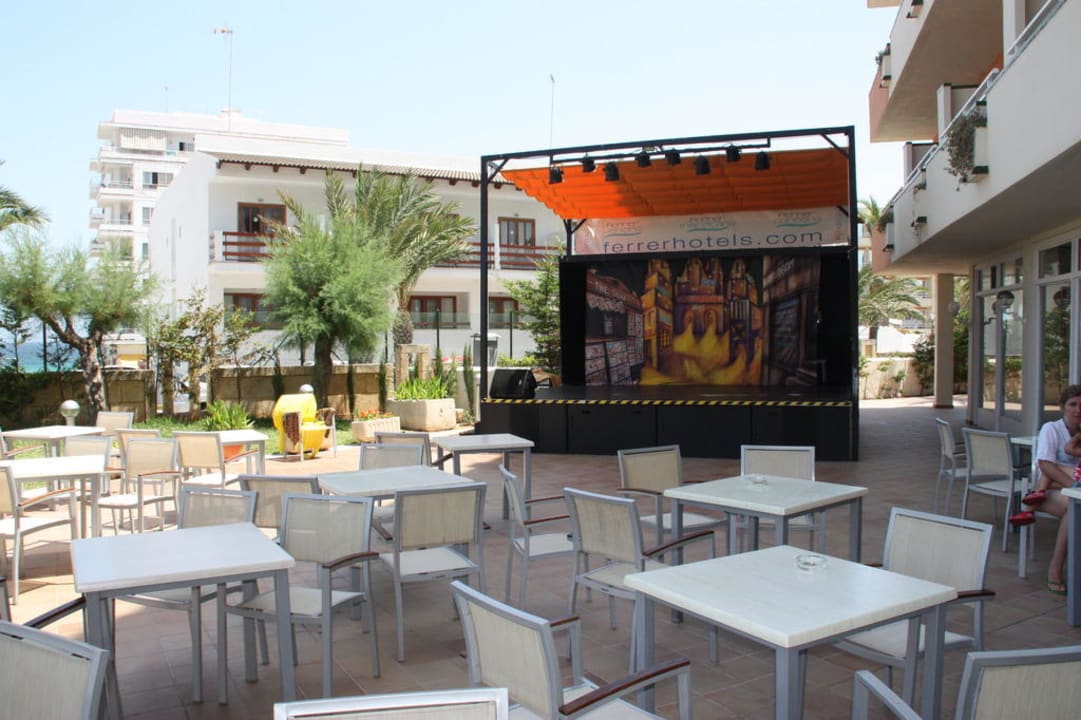 Stoliki przy basenie i bufecie Caprice Janeiro Hotel & Spa