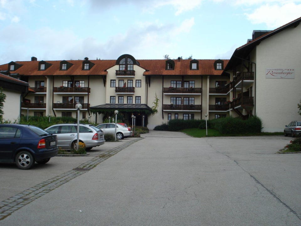 Eingangsbereich mit Parkplatz Landhotel Rosenberger