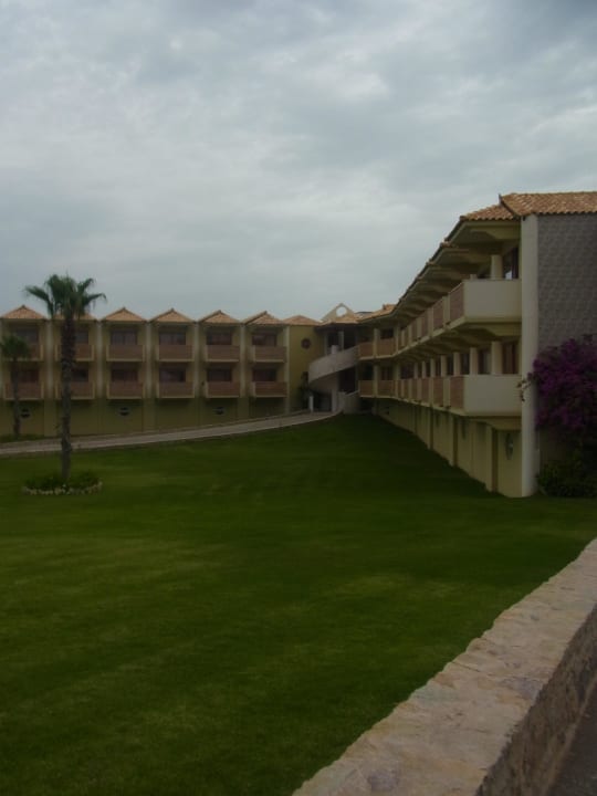 Wohnblock hinterm Hauptrestaurant Hotel Kalithea Horizon Royal