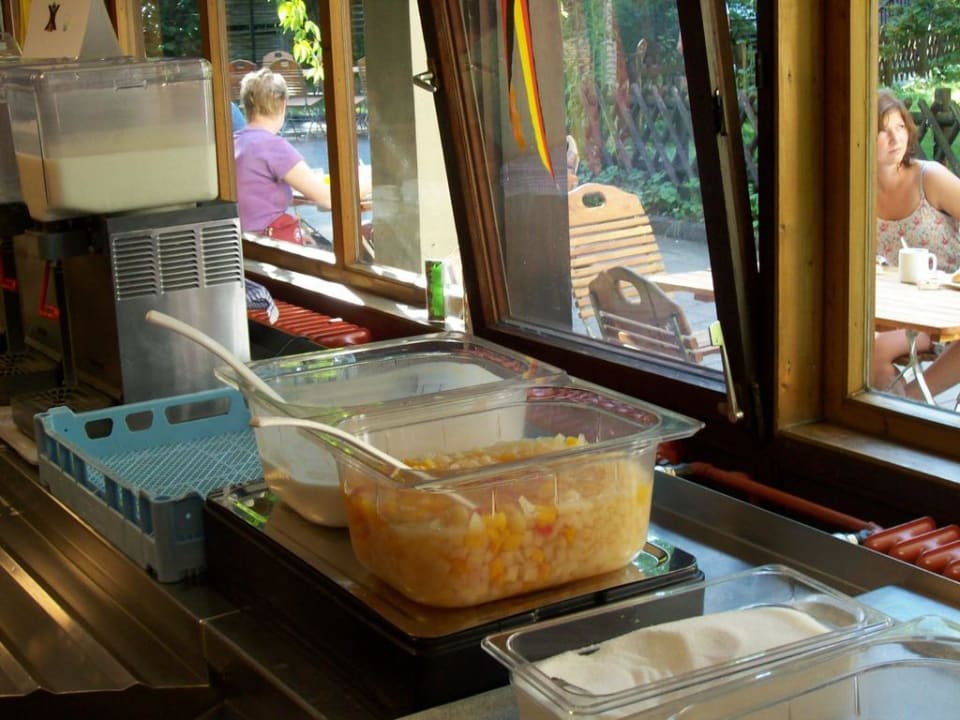 Obstsalat und Joghurt im Frühstückssaal Jugendherberge München-City