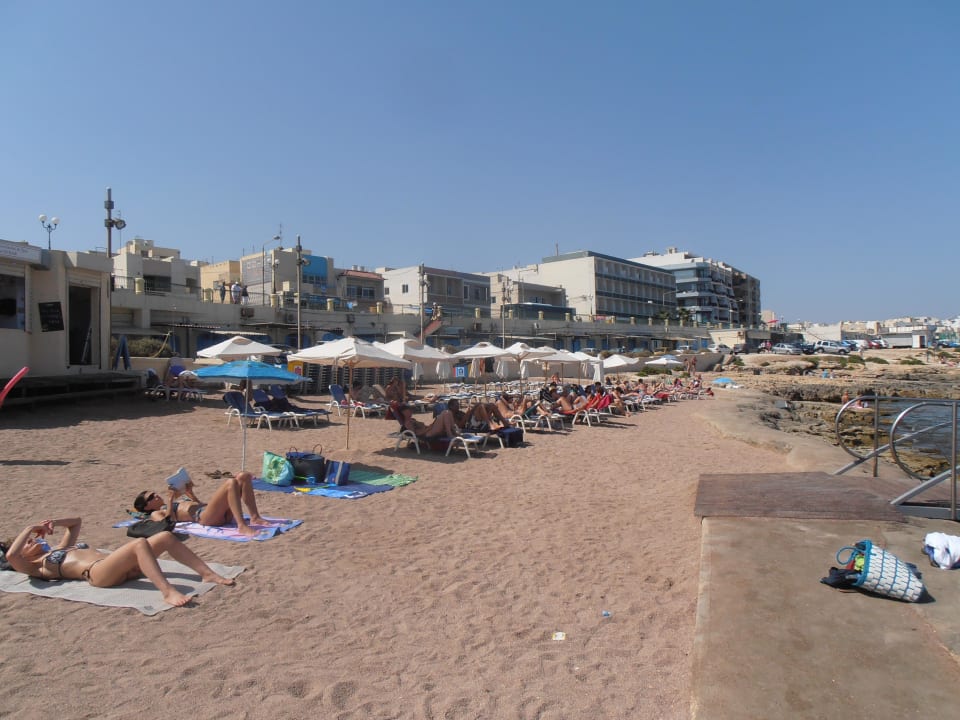 Pláž s navezeným hrubozrnným pieskom db San Antonio Hotel + Spa