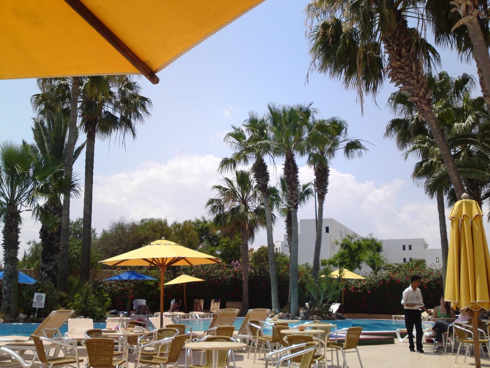 Kinderbecken rechts.... Hotel Nesrine