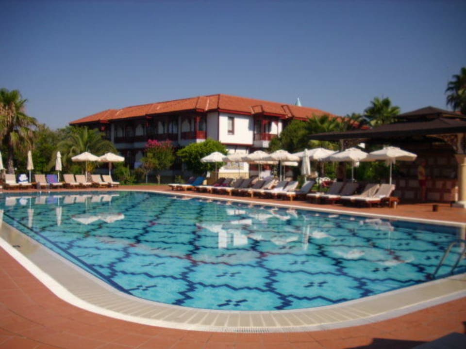 In den Pools wird die Wasserqualität geprüft Ali Bey Club