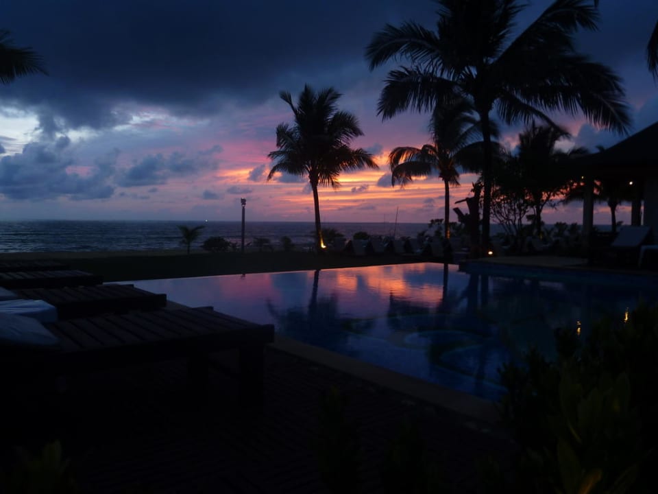 Sonnenuntergang am Infinity Pool La Flora Khao Lak