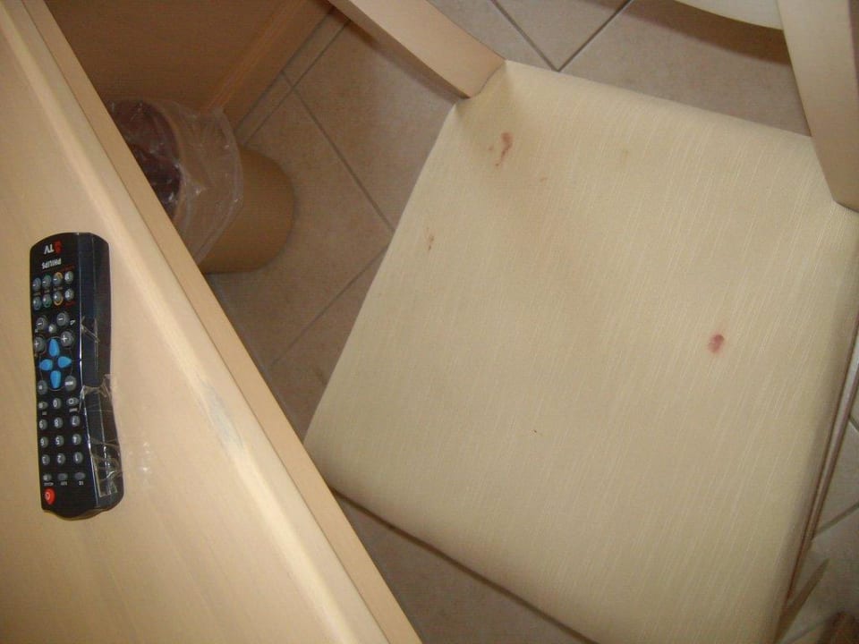 Flecken auf dem Stuhl - Fernbedienung mit Tesafilm Pomegranate Wellness Spa Hotel