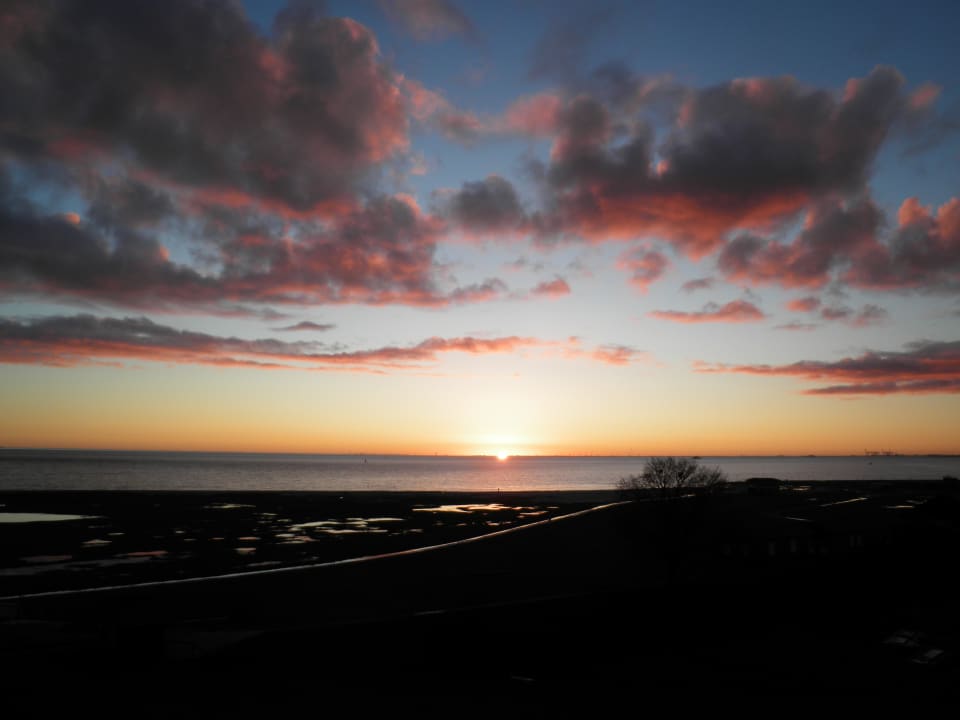 Auch im November noch ein schöner Sonnenaufgang Upstalsboom Hotel am Strand