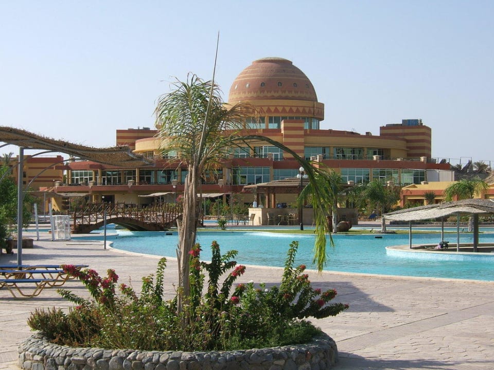 Blick vom Pool zum Hauptgebäude Malikia Resort Abu Dabbab